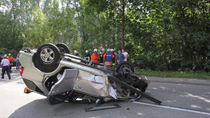 Zwei Autos überschlagen sich bei schwerem Verkehrsunfall