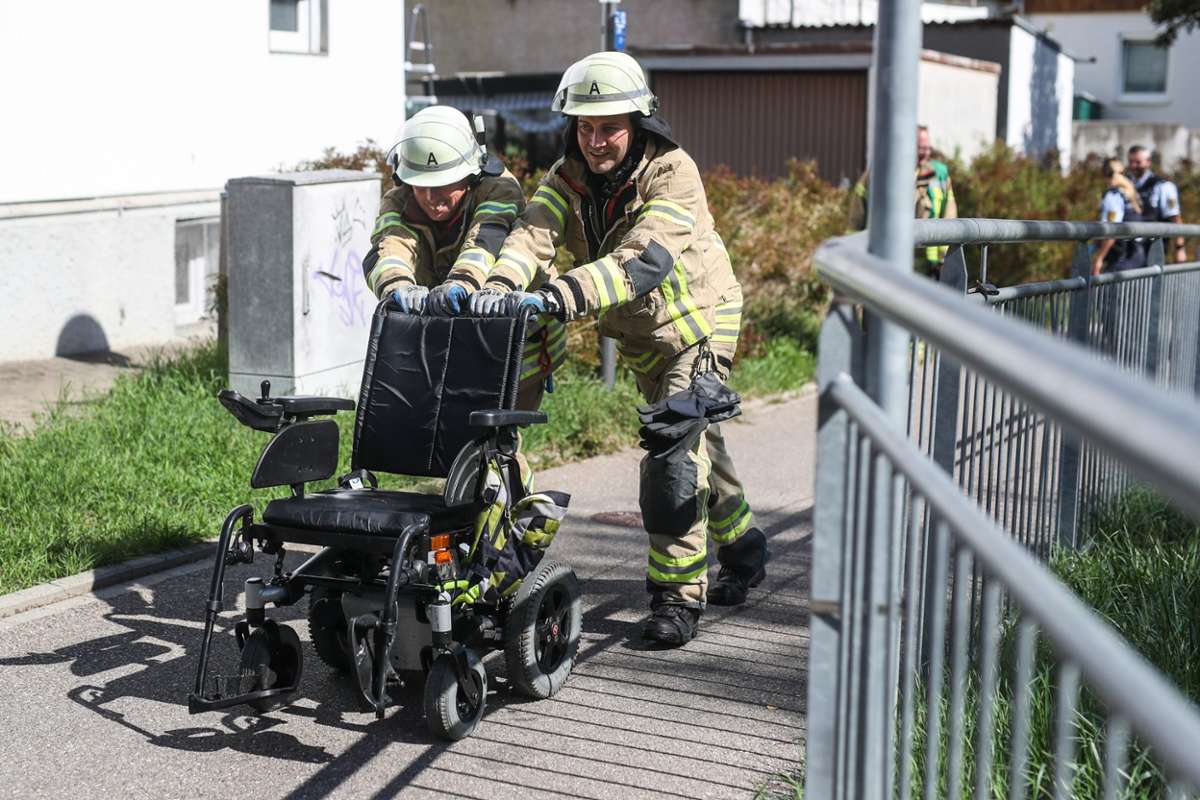 Ein Mann war mit seinem elektrischen Rollstuhl auf einem Fuß- und Radweg in Schwenningen verunglückt und im Neckar gelandet.