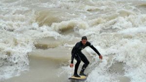 24-Jähriger surft auf Holzpalette im Neckar 