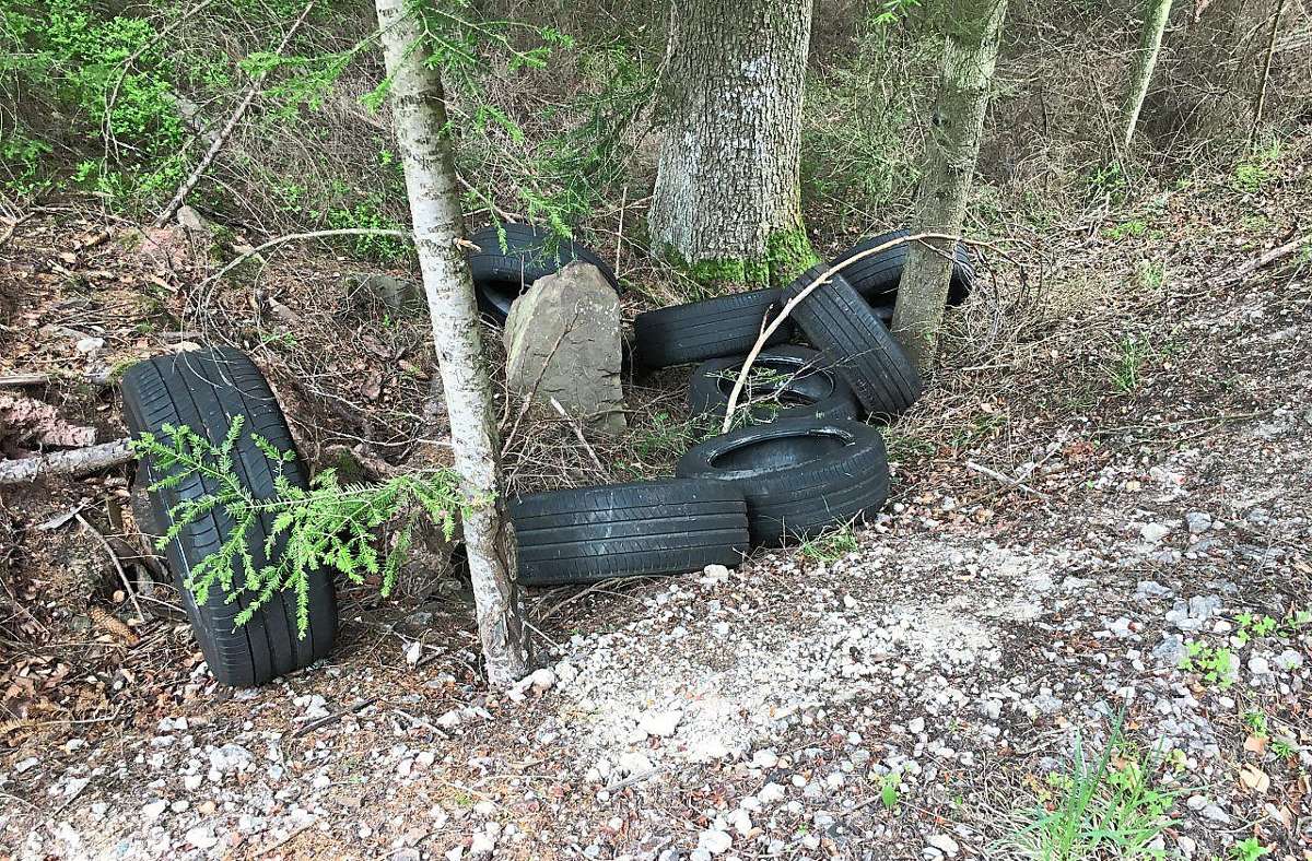 Reifen wurden im Wald entsorgt.  Foto: Gemeinde Schömberg (2), Abfall-App Enzkreis (1)