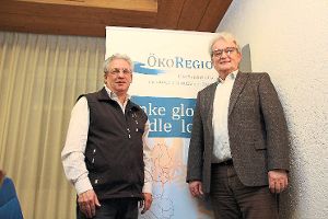Ein Bild aus besseren Vereinszeiten: Ralf Stolarski und Heinz Weniger repräsentieren den Verein ÖkoRegio. Foto: Jakober Foto: Schwarzwälder-Bote
