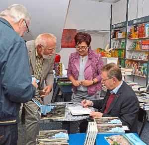 Winfried Hecht und Sabina Kratt signieren ihre soeben neu erschienenen Bücher.  Foto: Siegmeier Foto: Schwarzwälder-Bote