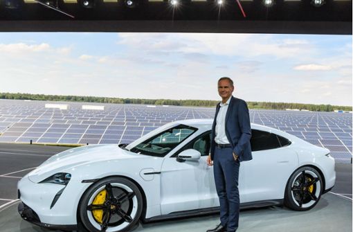 Porsche-Chef Oliver Blume bei der Weltpremiere des Taycan, dem ersten Elektroauto der Marke Porsche, im September 2019. Foto: AFP/Patrick Pleul