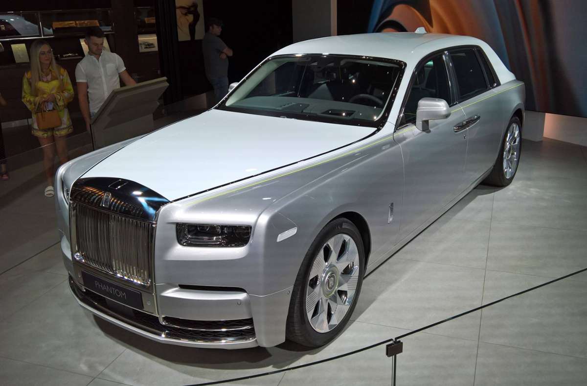 Die Spieler dürfen sich über einen neuen Rolls-Royce „Phantom“ freuen. Foto: IMAGO/Manfred Segerer