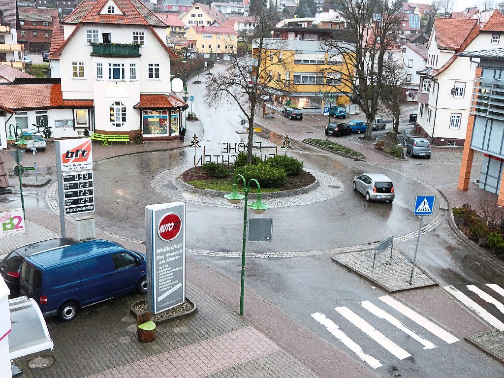 Schömberg: Kreisverkehr in der Schömberger Ortsmitte soll noch 2016 auf Vordermann gebracht werden