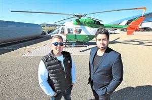 Sven (links) und Michael Kanz vor einem Hubschrauber. Das Bild ist anlässlich der Dreharbeiten zu Luxus-Autos und Helikopter – die Geschäfte der Kanz-Brüder entstanden. Foto: Kanz