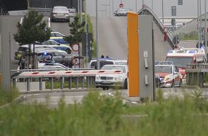 Großalarm auf dem Mercedes-Werksgelände – nach tödlichen Schüssen herrscht dort große Aufregung. Foto: SDMG