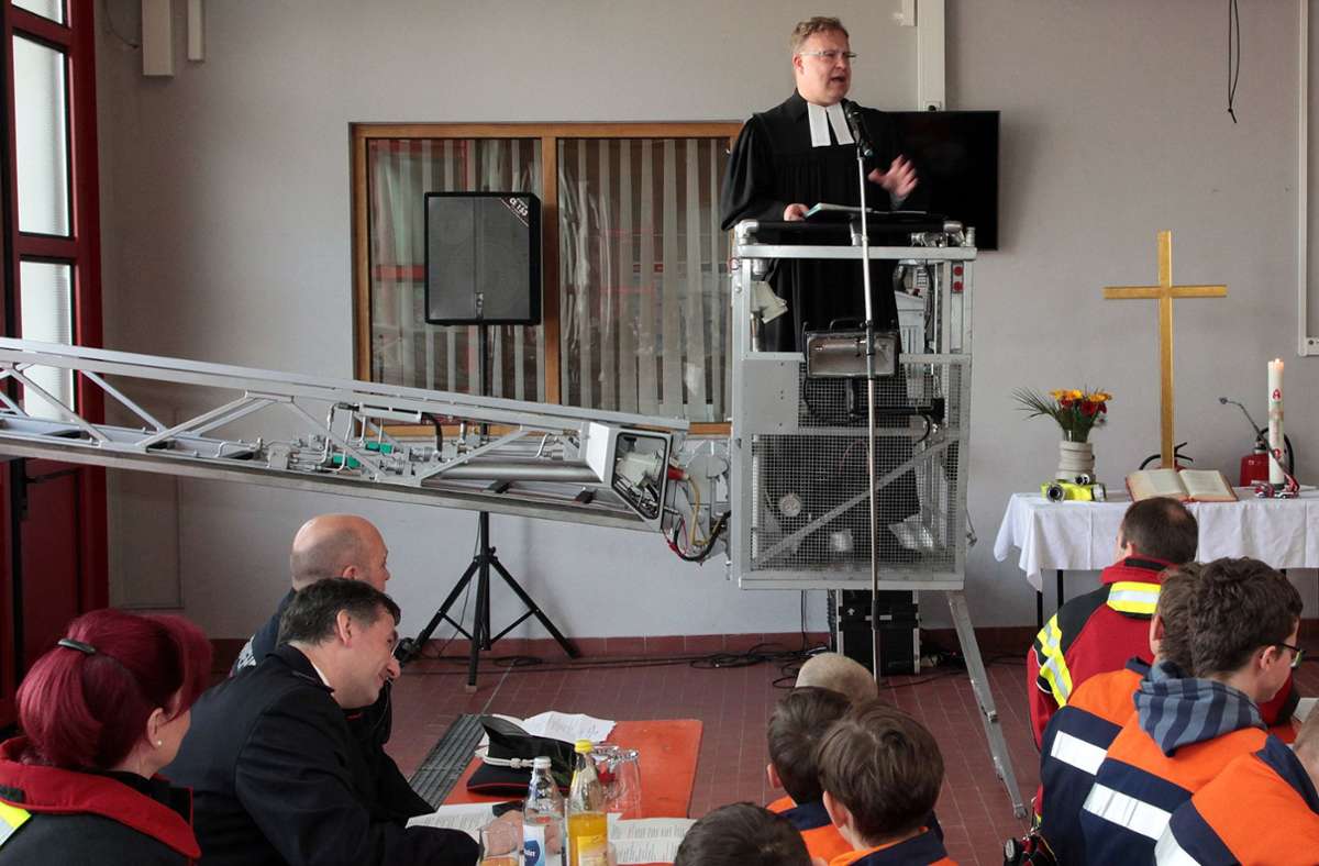 Fahrzeugeinweihung in Dornstetten: Pfarrer Stahl predigt bei der Feuerwehr aus dem Rettungskorb