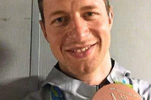 Da ist das Ding: Martin Strobel mit seiner Bronze-Medaille.  Foto: Privat Foto: Schwarzwälder-Bote