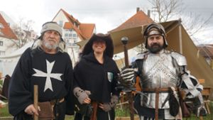 So lässt sich’s aushalten: Diese mittelalterlich Gewandeten genossen die Schlossfestspiele in Geislingen in vollen Zügen. Foto: Schweizer