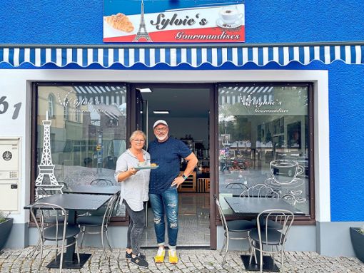 Sylvia und Philippe Navoizat bringen mit ihrem Bistro eine Prise Frankreich nach Donaueschingen. Das Pain au chocolat, das sie hier präsentieren, gehört zu den Verkaufsschlagern. Foto: Schedler