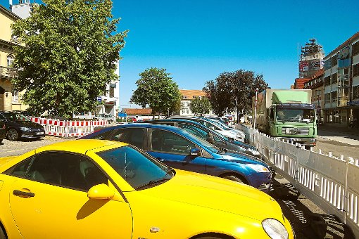 Parkende Autos bestimmen am Hechinger Obertorplatz das Bild. Sie sollen bald in einer Tiefgarage verstaut werden. Foto: Stopper