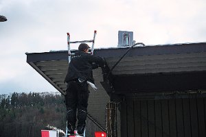 Die WLAN-Technik wurde am Montag auf dem Dach der Markthalle auf dem Flößerwasen installiert. Foto: Lück