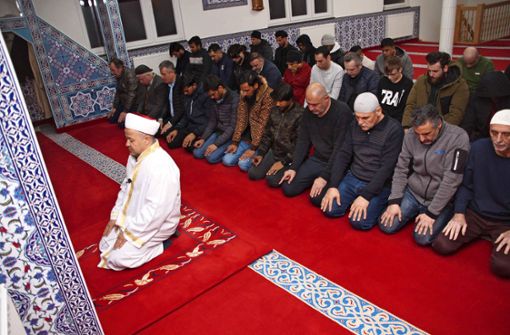 Fünfmal am Tag sollen die Muslime beten. Nach dem gemeinsamen Fastenbrechen fand  mit dem Imam im Gebetsraum der Moschee das vierte Gebet des Tages statt, vorgesehen für die Zeit nach dem Sonnenuntergang. Foto: Stefan Heimpel