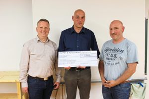 Klaus Elbers nimmt von Tobias Unmacht (rechts) und Bernd Issler (links)   eine Spende über 500 Euro entgegen. Foto: Steinmetz Foto: Schwarzwälder Bote