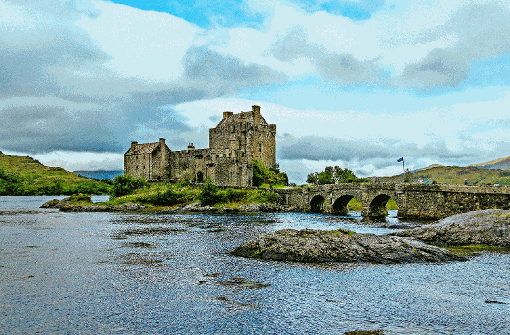 Bedrohliche Kulisse: Das schottische Eilean Donan Castle ist als Drehort für die „Highlander“-Filme berühmt geworden. Foto: Quint