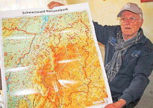 Theodor Tolksdorf präsentiert seine Karte zum Schwarzwald-Nationalpark. Foto: Gegenheimer Foto: Schwarzwälder-Bote