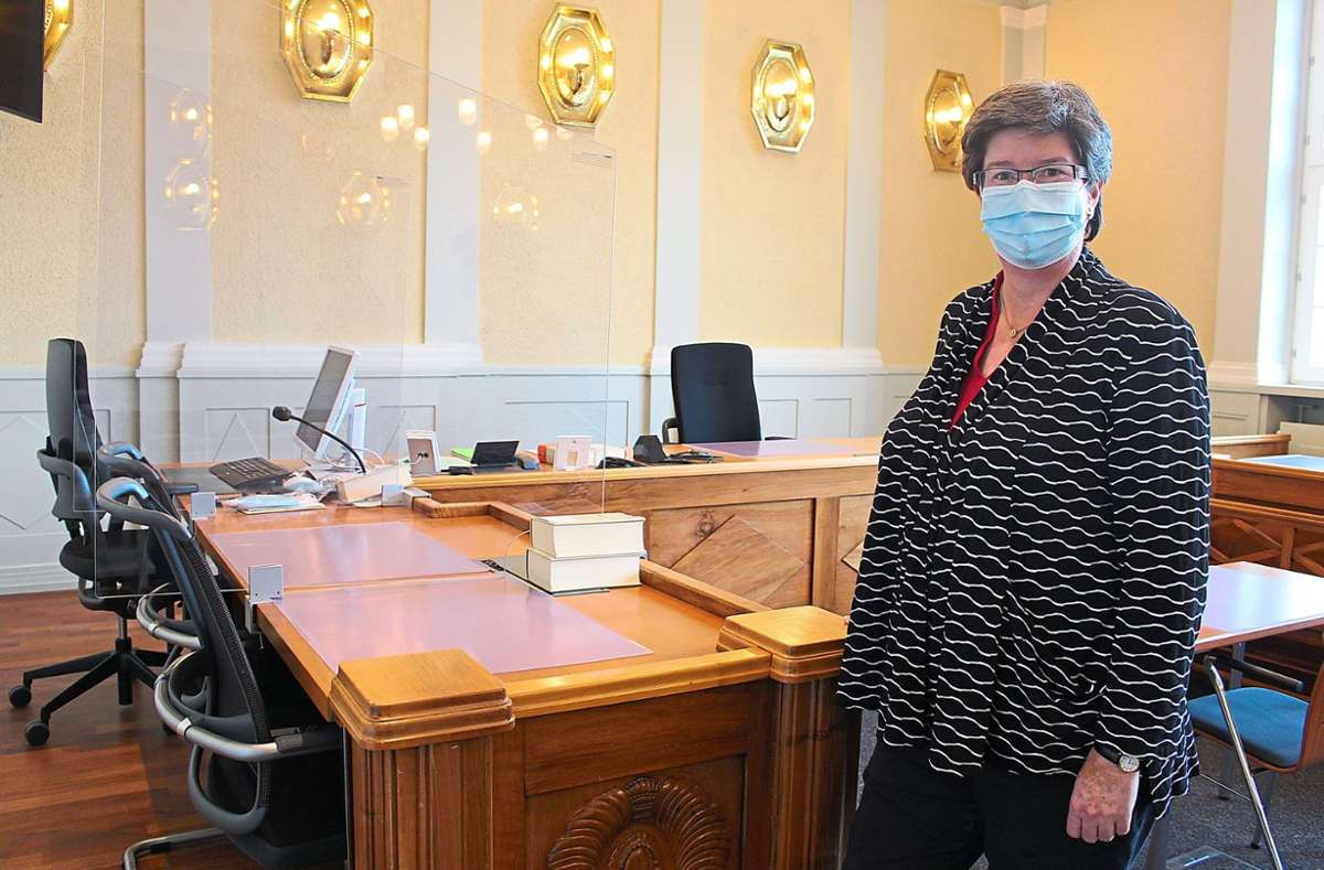 Richterin Birgit Reerink ist Direktorin am Donaueschinger Amtsgericht. Im großen Saal können Verfahren Corona-konform verhandelt werden. Ein Glück für das Gericht.  Foto: Simon