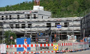Wegen der Bauarbeiten ist am Samstag die Bundesstraße in Richtung Nordstetten gesperrt. Für einen Teil der Busse gibt es eine Ersatzhaltestelle in der Isenburger Straße. Foto: Hopp
