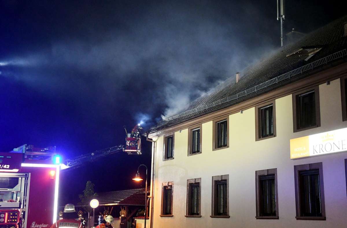 In der Nacht von Sonntag auf Montag hat der Dachstuhl des Gasthauses Krone in Friesenheim gebrannt.