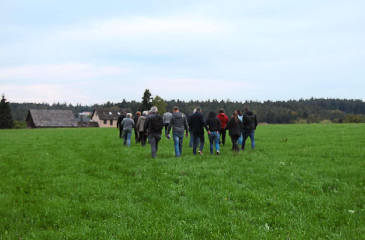 Eine große Gruppe streifte durch Oberreichenbach entlang der Biotope. Foto: Buck