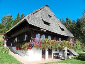 An schönen Schwarzwaldhäusern vorbei führt der Weg des Schwäbischen Albvereins bei St. Märgen.  Foto: Albverein Foto: Schwarzwälder Bote