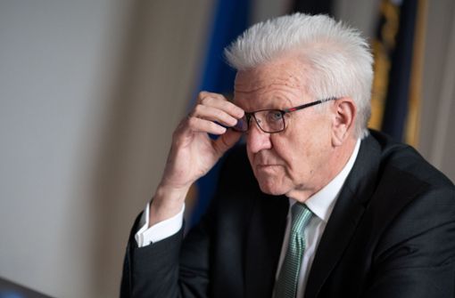 Ministerpräsident Winfried Kretschmann will zunächst keine Lockerungen – obwohl es die Zahlen hergeben würden. Foto: dpa/Marijan Murat