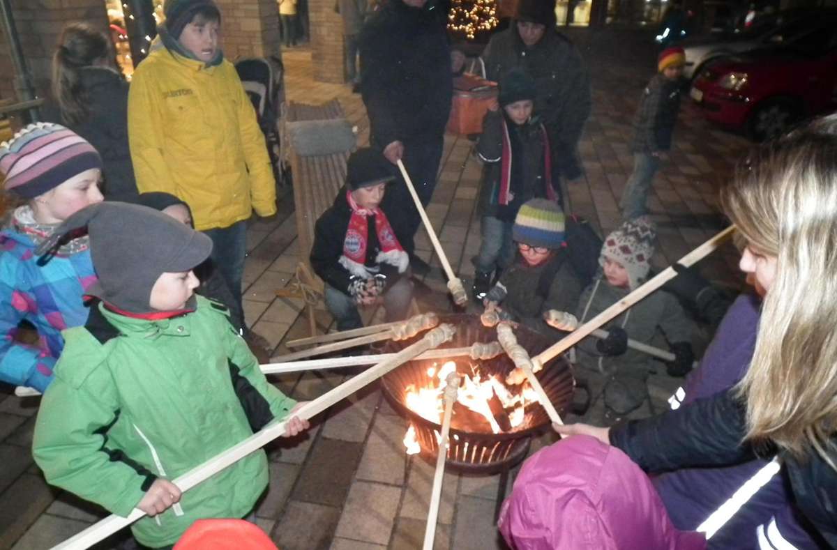 Das Stockbrotbacken beim Althengstetter Winterzauber macht vor allem den Kindern viel Spaß.