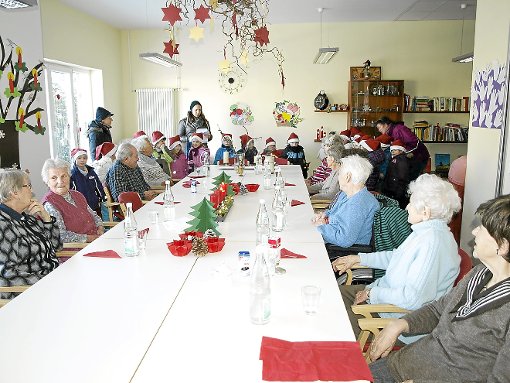 Kleine Nikoläuse singen für Senioren. Foto: Glaser Foto: Schwarzwälder-Bote