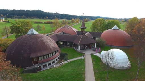 Das Fastnachtsmuseum Narrenschopf in Bad Dürrheim besteht aus drei großen Kuppeln, die miteinander verbunden sind. Vor dem Museum ist außerdem das „Narretarium“, eine kleinere, weiße Kuppel. (Archivfoto) Foto: Narrenschopf