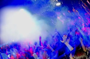 Tanzvergnügen mit Nebenwirkungen:   Straftäter machen ihre Opfer häufig auch in Diskotheken  mittels K.o.-Tropfen gefügig. Foto: dpa