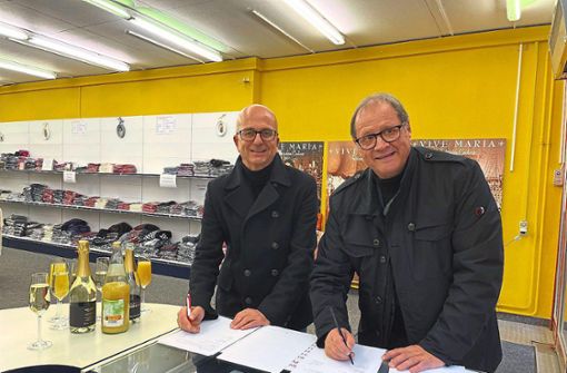 Geschäftsführer Frank Schilling und Oberbürgermeister Jürgen Roth beim Unterzeichnen des Mietvertrags. Foto: Meene