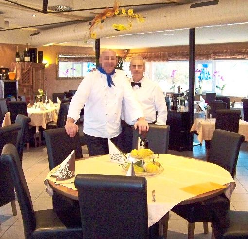Das Bild zeigt Placido A. (links)  in seiner Gaststätte in Rottweil. Foto: sb