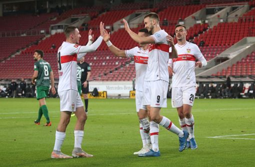 Sasa Kalajdzic (Mitte, Nummer 9) erzielte den Siegtreffer für den VfB Stuttgart. Foto: Pressefoto Baumann