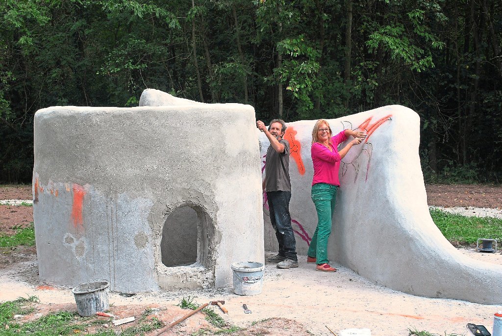 Steffi Barthel und Bernd Nowakowski verwandeln die Spirale im Sophi Park in ein beeindruckendes Kunstwerk. Foto: Fisel Foto: Schwarzwälder-Bote