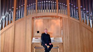 Stolz sitzt Kantor Steffen Mark Schwarz vor der Rensch-Orgel in der Martinskirche, wo er beim Auftaktkonzert der Ebinger Marktmusik die Zuhörer in seinen Bann zog. Foto: Sheherazade Soudani
