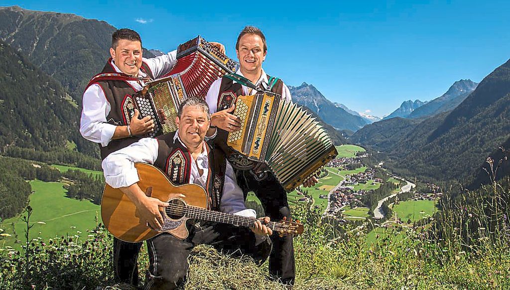 Die Ötztaler Alpentornados feiern mit den Gutachern in der Festhalle.   Foto: Ötztaler