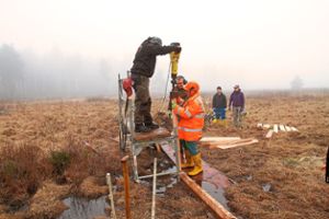 Bau einer Grabensperre durch den BUND Regionalverband Schwarzwald-Baar-Heuberg mit ehrenamtlichen Helfern im Januar 2018. Foto: NGP Baar