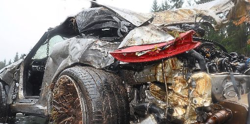 Der Fahrer dieses bei dem  Unfall völlig zerstörten Autos erlitt schwere Verletzungen.  Foto: Bartler-Team