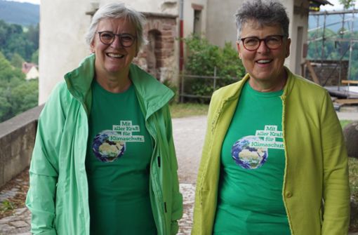 Die Freundinnen und Gründerinnen von Omas for Future Rottweil Vera Niedermann-Wolf (links) und Johanna Knaus haben ihre Heimat hautnah im Wandel der Zeit erlebt. Nun setzen sie sich dafür ein, dass auch in Zukunft Menschen etwas von dieser Heimat haben. Foto: Kuster