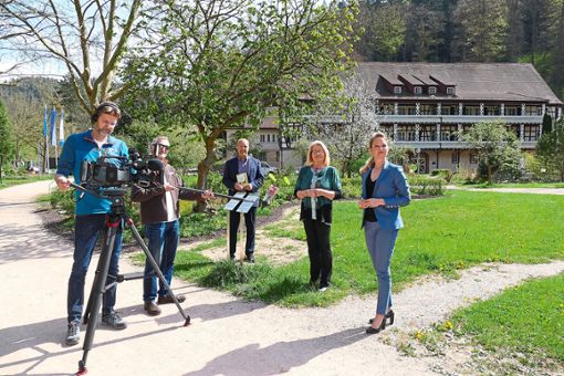 Ein SWR-Kamerateam filmt für die SWR Landesschau im Sophi Park mit Bürgermeister Dietmar Fischer, Ines Veith und Kerstin Weiss.Foto: Zoller Foto: Schwarzwälder Bote