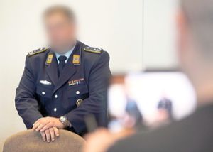 Der angeklagte Offizier des MAD steht im Kölner Gerichtssaal.  Foto: Berg