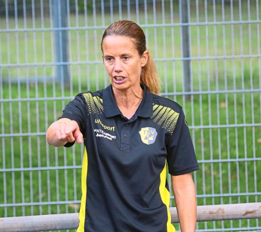 Petra Linder gibt den Plan vor. Bisher setzten ihre Spielerinnen dies in der Saison gut um, die Frommerner Frauen sind gut in der Verbandsliga angekommen.  Foto: Kara