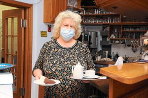 Sie war der Renner bei den Gästen –­ und das sicher nicht nur bei den Touristen: Die Schwarzwälder Kirschtorte, die Cafébetreiberin Susanne Beier mit einem Kännchen Kaffee und einem Lächeln serviert. Foto: Ziechaus