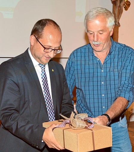 Kolpingfamilie-Vorsitzender Reinhold Seckinger bedankt sich bei Oberbürgermeister Thomas Herzog mit einem kleinen Geschenk für seinen Vortrag. Foto: Schwarzwälder Bote