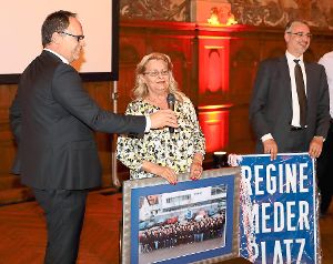 Meder-Geschäftsführer Magnus Mauch (links) verabschiedet Regine Meder nach 40 Jahren.   Foto: Kurt Meder GmbH Foto: Schwarzwälder-Bote