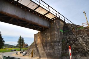 Die Bahnbrücke bei Stetten ist in die Jahre gekommen. Jetzt wird das marode Bauwerk ausgetauscht. Foto: Reich