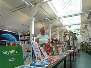 Die Leiterin der Stadtbücherei Karin Völkle freut sich auch während der Ferienzeit auf zahlreiche Besucher.  Foto: Stickel Foto: Schwarzwälder Bote