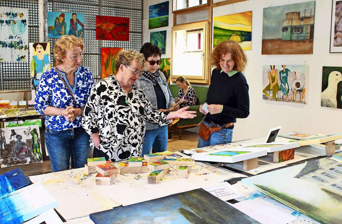 Beim „Atelier 22“ in Hausach zeigte Theresia Schweiß  (Zweite von links) ihre Kunstwerke. Foto: Störr