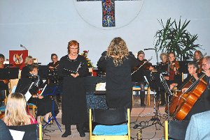 Melanie Koreng singt in Begleitung des Barock-Ensembles ´83 beim Konzert in der Christuskirche Unterhaugstett. Foto: Fisel Foto: Schwarzwälder-Bote